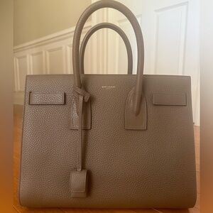Large YSL - Yves Saint Laurent - classi sac de jour in taupe